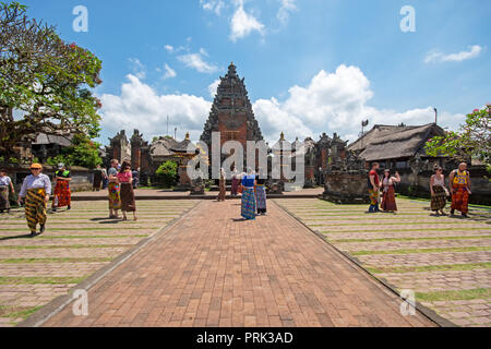 Bali, Indonesia - 15 Settembre 2018: i turisti a Puseh tempio, situato nel villaggio di Batuan. Si tratta di un tempio Balinese con interessanti sculture in pietra & s Foto Stock