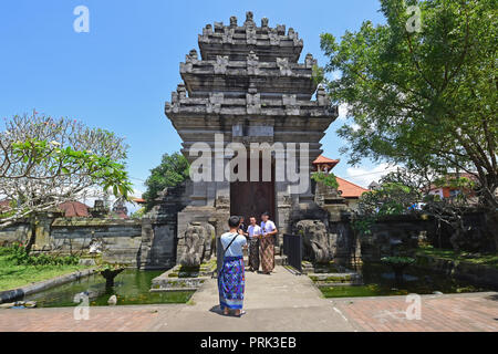 Bali, Indonesia - 15 Settembre 2018: i turisti a Puseh tempio, situato nel villaggio di Batuan. Si tratta di un tempio Balinese con interessanti sculture in pietra & s Foto Stock