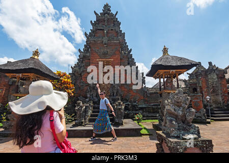 Bali, Indonesia - 15 Settembre 2018: turistica prendendo foto a Puseh tempio, situato nel villaggio di Batuan. Si tratta di un tempio Balinese con pietra interessanti Foto Stock