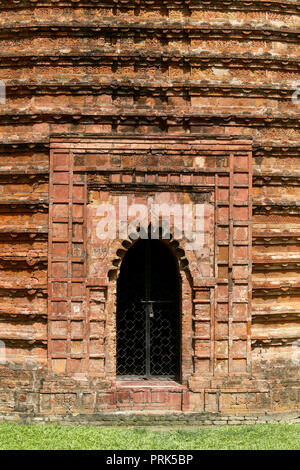Placca di terracotta sul Mathurapur Deul, un unico e punto di riferimento storico di Faridpur. Modhukhali, Faridpur, Bangladesh. Foto Stock