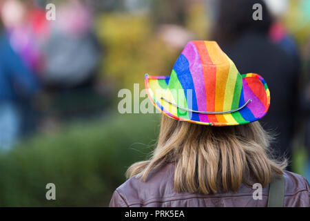 Femmina con color arcobaleno Hat in Pride Parade. Foto Stock