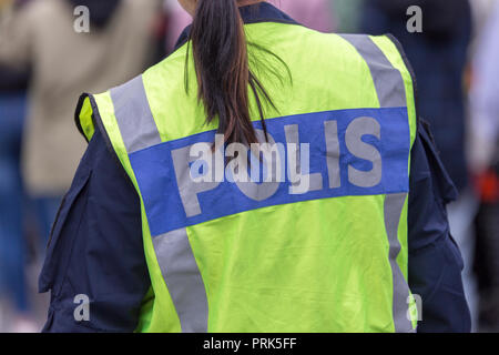 Svedese femmina funzionario di polizia con la schiena vicino. Foto Stock