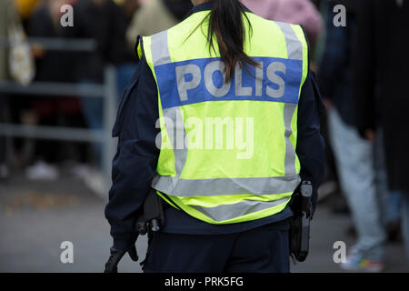 La polizia svedese ufficiale con giubbotto e pistola. Foto Stock