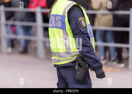 La polizia svedese ufficiale con giubbotto e pistola. Foto Stock