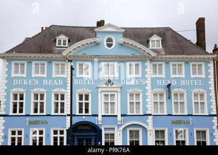 Duke Hotel di testa dal Tuesday Market Place, High Street, King's Lynn, Norfolk Foto Stock