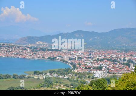 Tramonto sul lago di Ohrid Macedonia con l'Albania a distanza Foto Stock