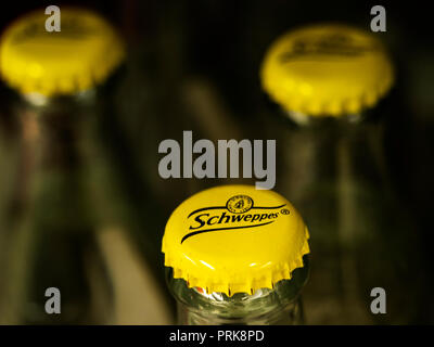 Cork su Schweppes bottiglia di vetro in ucraino store. Schweppes Indian tonic acqua è parte della Schweppes Mixers gamma - il più popolare di marca gamma di mixer in Irlanda. Essi possono essere goduti da soli o in combinazione con alcool o succo di frutta. Foto Stock