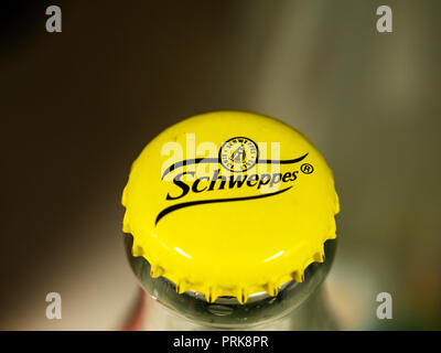 Cork su Schweppes bottiglia di vetro in ucraino store. Schweppes Indian tonic acqua è parte della Schweppes Mixers gamma - il più popolare di marca gamma di mixer in Irlanda. Essi possono essere goduti da soli o in combinazione con alcool o succo di frutta. Foto Stock