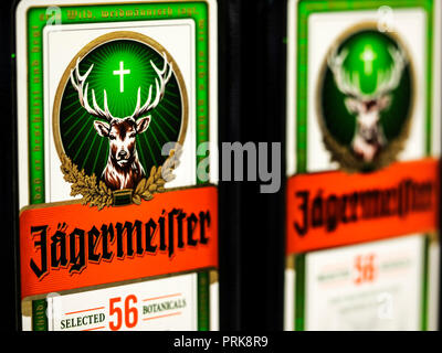 Liquer Jagermeister in negozio. Jagermeister è un digestivo realizzato con 56 erbe e spezie in corrispondenza di un punto di forza del 35% di alcol per volume. Essa è il prodotto di punta del Mast-Jagermeister SE, con sede in Wolfenbüttel, a sud di Braunschweig, Bassa Sassonia, Germania. Foto Stock