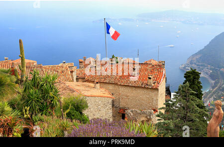 Giardino botanico e il villaggio di Eze, con vari cactus sul primo piano, vista aerea della Riviera Francese, Europa Foto Stock