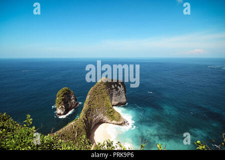 Spiaggia Kelingking scenario dalla scogliera, Nusa Penida island, Bali, Indonesia. Foto Stock