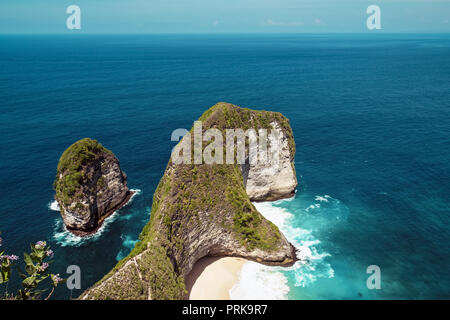 Spiaggia Kelingking scenario dalla scogliera, Nusa Penida island, Bali, Indonesia. Foto Stock