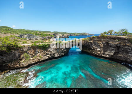 Rotture di spiaggia di Nusa Penida Island, Bali, Indonesia. Foto Stock