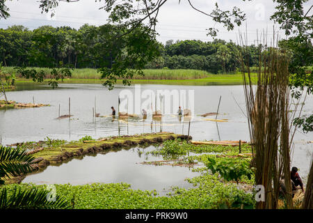 Gli agricoltori di lavaggio le fibre di iuta a Modhukhali in Faridpur, Bangladesh Foto Stock