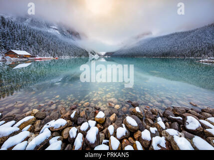 Il lago Louise è un lago glaciale entro il Banff National Park in Alberta, Canada. Foto Stock