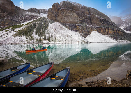 Il Moraine Lake è un glacially lago alimentato nel Parco Nazionale di Banff, 14 chilometri (8,7 mi) al di fuori del Villaggio di Lake Louise, Alberta, Canada. Foto Stock