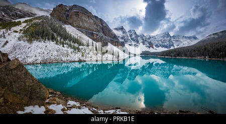Il Moraine Lake è un glacially lago alimentato nel Parco Nazionale di Banff, 14 chilometri (8,7 mi) al di fuori del Villaggio di Lake Louise, Alberta, Canada. Foto Stock