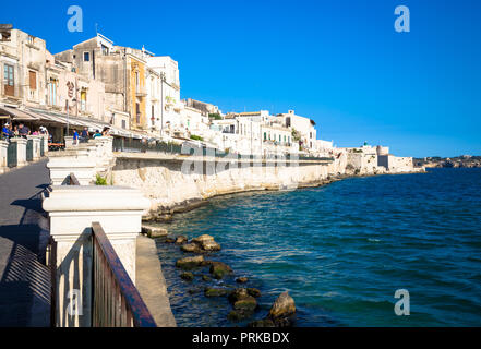 Siracusa, Italia - 18 Maggio 2018: vista della zona di Ortigia, il centro di Siracusa, Sicilia, all'inizio della stagione estiva Foto Stock