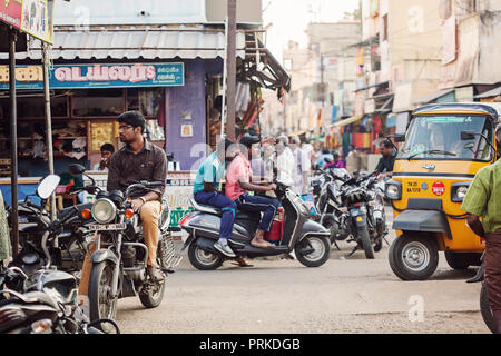 Udaipur, Rajasthan, India, 31 Gennaio 2018: il traffico di fronte mercato ortofrutticolo Foto Stock