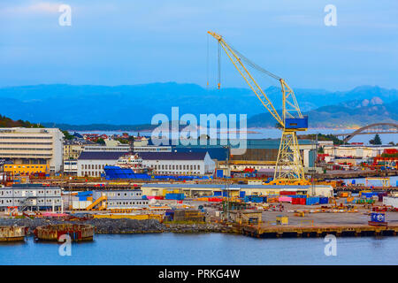 Il sollevamento di carichi pesanti Crane nave nel terminale di carico del Port Harbour vicino a Stavanger, Norvegia Foto Stock