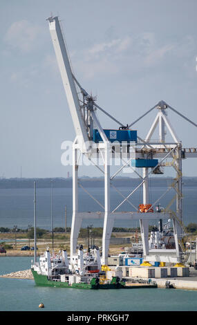 Port Canaveral, Florida, Stati Uniti d'America una grande gru e una nave a fianco. Foto Stock