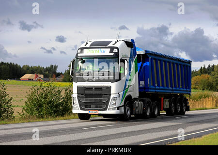 Salo, Finlandia - 28 Settembre 2018: Bianco Volvo Truck FH e Adamoli eco di rimorchio Transitar Oy autotrasporti su autostrada attraverso autunnali paesaggio rurale. Foto Stock