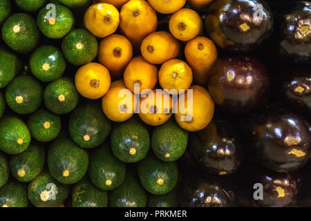 L'immagine è prevista in una fila di verdure, melanzane e zucchine, per utilizzare come sfondo. Foto Stock