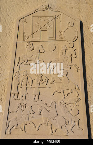 Riproduzione della vista posteriore carving della Aberlemno Kirkyard Croce Pictish lastra di pietra, Aberlemno, Angus, Angus, Scozia. Foto Stock