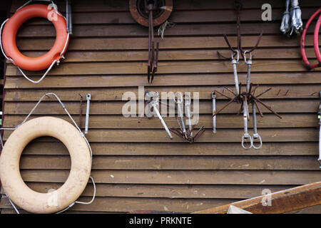 Boa di ancoraggio appendere alla parete in legno Foto Stock