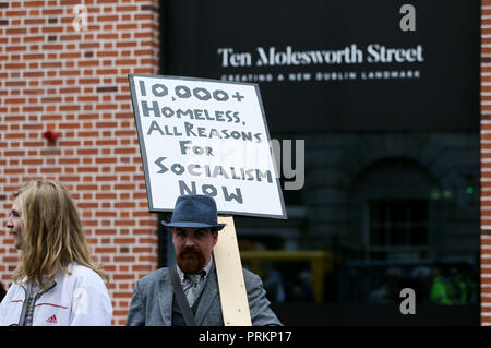 Le persone si raccolgono al di fuori di Leinster House a Dublino durante un sollevamento del tetto alloggi diritti protesta. Foto Stock