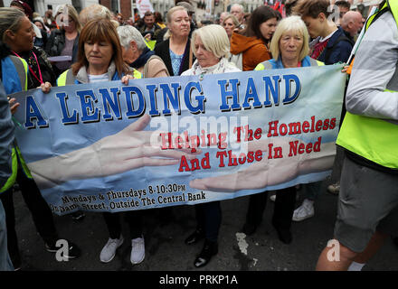 Le persone si raccolgono al di fuori di Leinster House a Dublino durante un sollevamento del tetto alloggi diritti protesta. Foto Stock