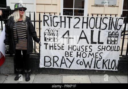 Le persone si raccolgono al di fuori di Leinster House a Dublino durante un sollevamento del tetto alloggi diritti protesta. Foto Stock