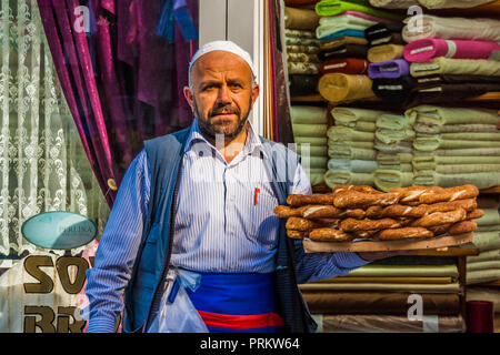 L'uomo vendere simit, spesso chiamato bagno turco bagel, ad Istanbul in Turchia. Foto Stock