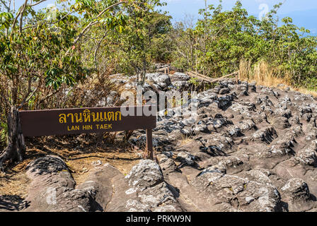 "Brocken campo Rock' alla Lan Hin Taek all'interno di Phu Hin Rong Kla National Park vicino a Phitsanulokb, Thailandia Foto Stock