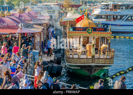 Sandwich di pesce barche nel quartiere Eminonu, Istanbul, Turchia. Foto Stock