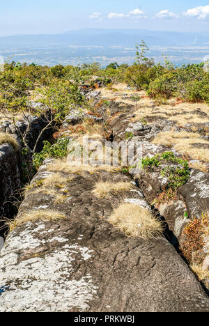 "Brocken campo Rock' alla Lan Hin Taek all'interno di Phu Hin Rong Kla National Park vicino a Phitsanulokb, Thailandia Foto Stock