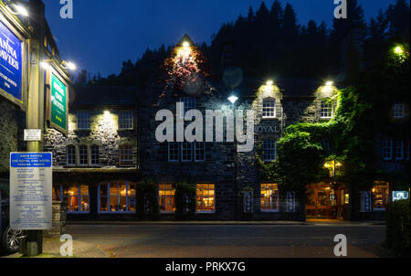 La storica e pittoresca Royal Oak Hotel, Holyhead Road, Betws-y-Coed, Gwynedd, il Galles del Nord. Immagine presa nel settembre 2018. Foto Stock