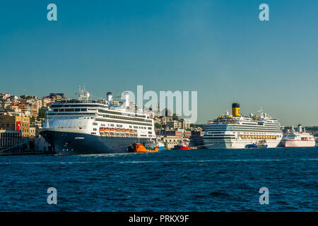 Navi da crociera sul Bosforo ad Istanbul in Turchia. Foto Stock