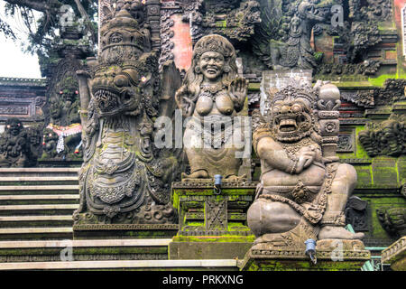 Uno dei molti templi Ubud, uno dei famosi punti di riferimento sull'isola di Bali in Indonesia Foto Stock