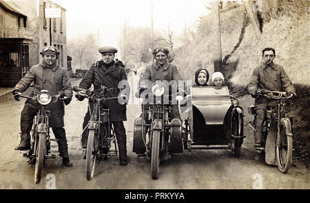 In posa per una fotografia di un line-up di quattro veterano motocicli nella strada vicino al Lion Hotel incluso un Royal Enfield,V Twin & sidecar combinazione s Foto Stock