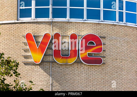 Un grande cinema Vue segno del logo sul lato di un muro di mattoni Foto Stock