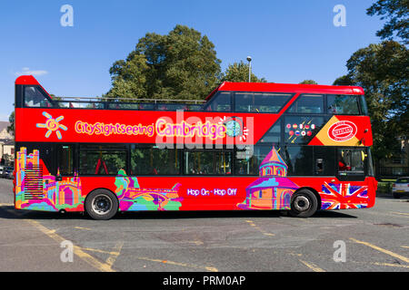 Un rosso open top double decker City sightseeing bus la guida su strada, Cambridge, Regno Unito Foto Stock