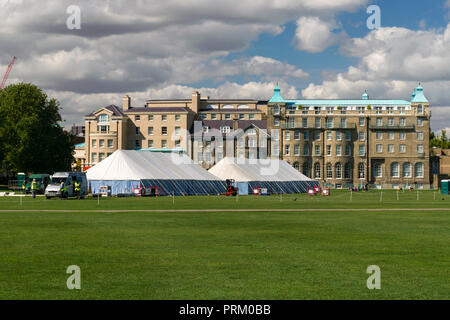 Vista della University Arms Hotel con Parker's pezzo parco di erba con tenda eretta su di esso, Cambridge, Regno Unito Foto Stock