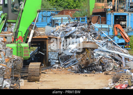 Electomagnetic sulla gru ordinando attraverso il rottame metallico a scrapyard leeds Yorkshire Regno Unito Foto Stock