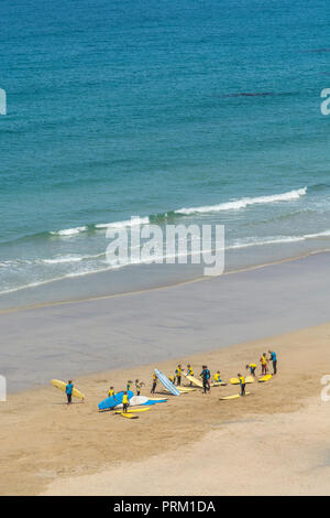 Riflettere il mondo del surf, tavole da surf, surfisti e attività di navigazione / lifestyle a Newquay, Cornwall. Home di Boardmasters. Foto Stock