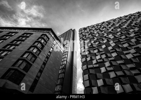 St Paul's Place, il cuore della città Progetto in Sheffield South Yorkshire, Inghilterra. San Paolo il posto e il " Grattuggia formaggio' parcheggio auto. Foto Stock