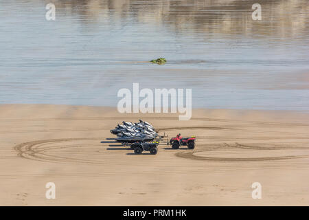 Jet Ski giostre e ingaggia a Newquay, Cornwall. Caricate il Jet Ski rimorchi sulla spiaggia. Foto Stock