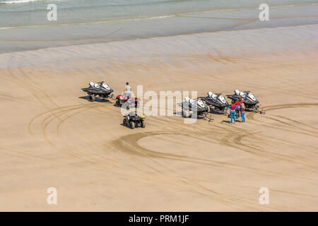 Jet Ski giostre e ingaggia a Newquay, Cornwall. Il Jet Ski rimorchi sulla spiaggia. Foto Stock