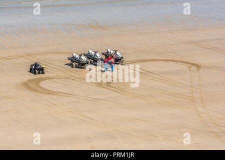 Jet Ski giostre e ingaggia a Newquay, Cornwall. Il Jet Ski rimorchi sulla spiaggia. Foto Stock