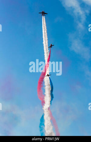 Royal Air Force frecce rosse Aerobatic Display sopra Chatsworth House, Derbyshire, Inghilterra, Regno Unito. Foto Stock